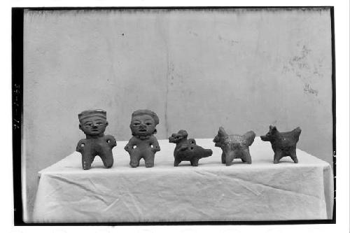 5 figurines - 2 standing, arms akimbo females; 1 bird whistle; 2 animal - Calinc