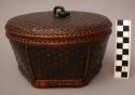Lacquered basket with cover