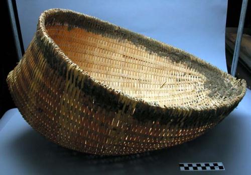 Wickerwork scoop-shaped basket