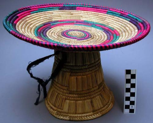 "Kolomsha-shi", colored raffia top indicates that is made by bride, as her contr