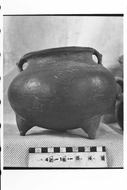 Tripodal pottery jar
