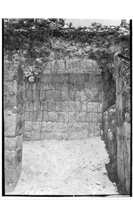 NE colonnade - close-up view of one of the W. ends of the arches