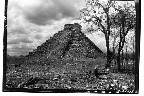 Castillo from near Chac Mool, from N