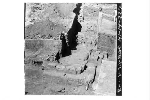 Platform and walls on E side of Mound 1 (Structure 1B), in sect. N56-61.4W-3E.