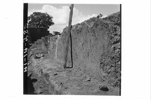 Structure 2B E wall above plinth.  From 1' E of SW cor. of terrace 2 (Ph. III) o