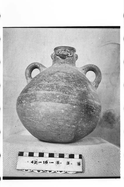 Dichrome pottery cantharo