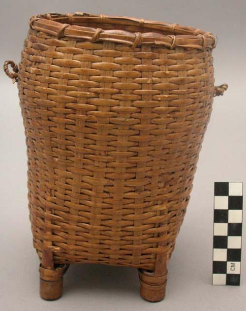 Model basket and cover, four-footed - for carrying loads