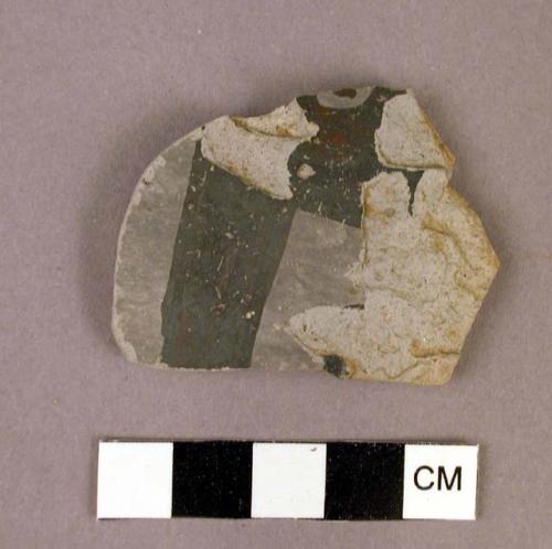 Worked sherd (black/white)