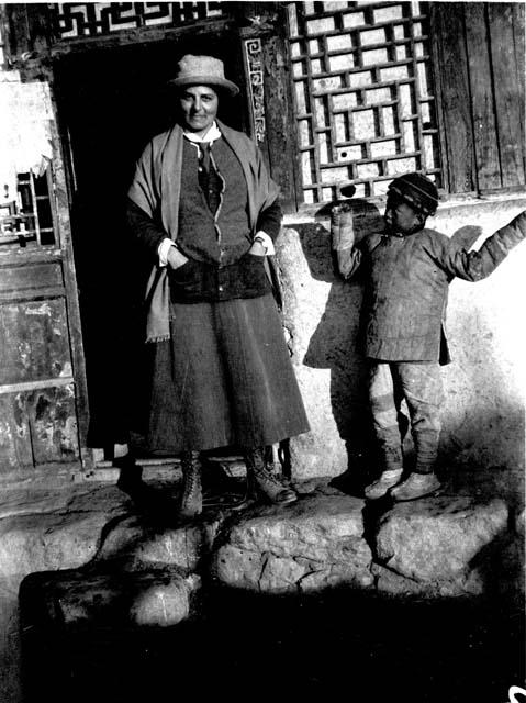 Janet Wulsin and Chinese child outside doorway of house