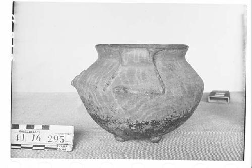 Tetrapodal pottery jar