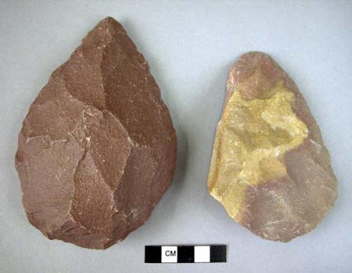 4 medium-sized pointed stone flakes with extensive retouch on upper surface