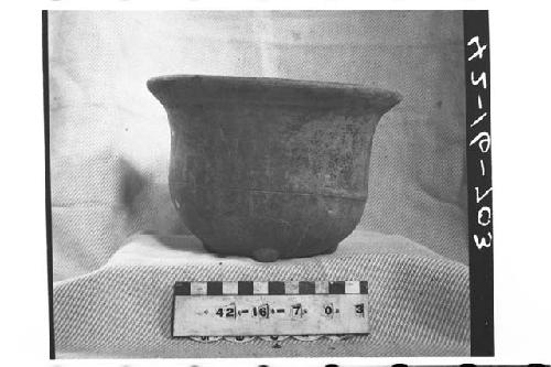 Tetrapodal lost-color pottery vase