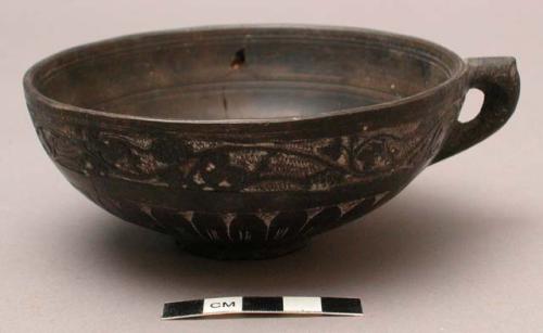 1 black pottery bowl
