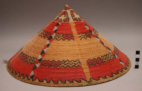 Conical hat, made of a layer of leaves with a layer of vegetable fiber strips on