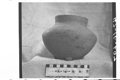 Tetrapodal pottery lost-color jar