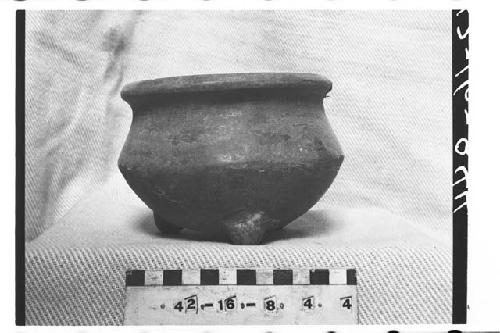 Tripodal pottery jar