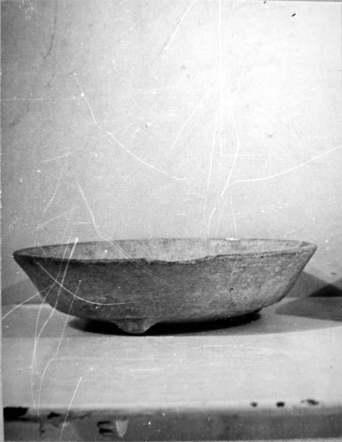 Ceramic bowl, tripod, chipped rim