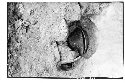 A-V: Burial 66 in situ before removing upper vessel.