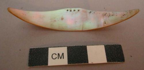 Single ear ornament of mother-of-pearl for men (tatanyon); lunate- +