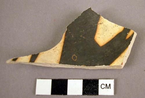 Zoomorphic potsherd, jeddito black on yellow engraved