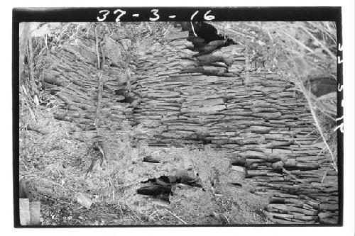 W. mound, room in E. side, NW. corner