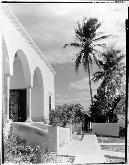 Casa Principal - West front, vertical view.