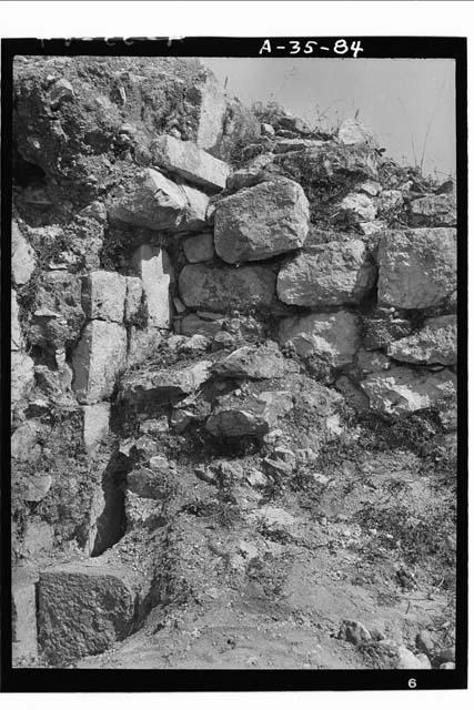 Str. 2B1 (Palace) Facade outline beneath stair