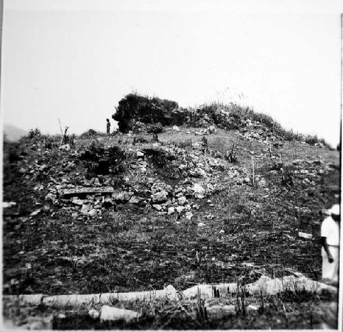 Looking west across court. Notice tomb in Str. 3.