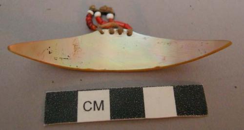 Single ear ornament of mother-of-pearl for men (tatanyon); lunate- +