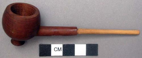 Wooden pipe with stem, length: 11.9 cm.