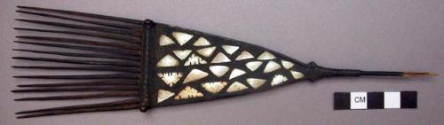 Black vertical comb whose handle is inlaid with 25 triangles of mother+