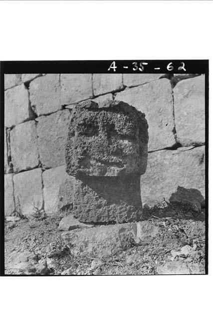 Stone head / Str. 3B2 (temple)