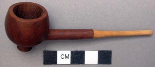 Carved wooden pipe with stem, length: 10.5 cm.