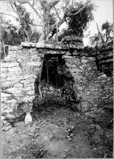 Arch in South wall of inner enclosure between str. 9 and 10