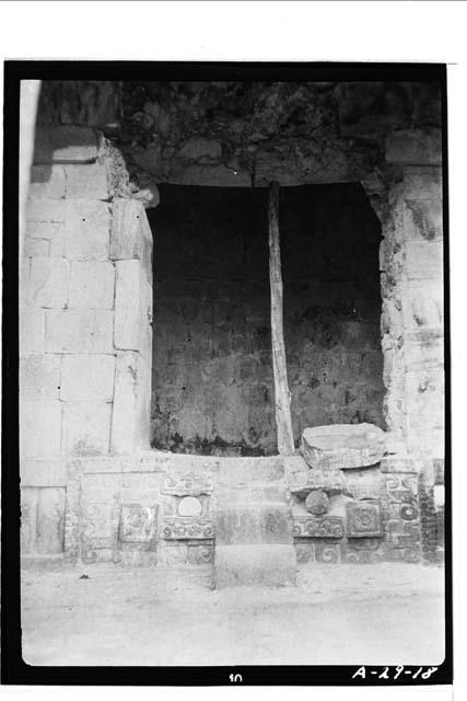 Interior mask under doorway. Casa 1, Structure 2C6