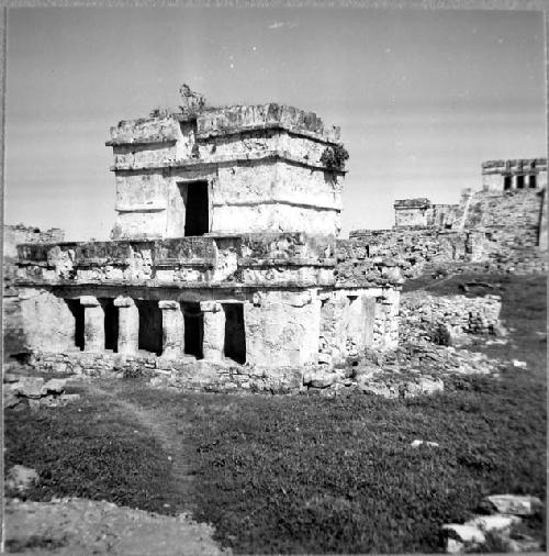 Temple of the Frescoes (str. 16).