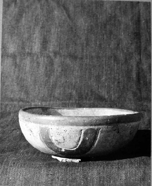 Pot 6, Grave 2. Incised Red-on-White, Sac. Phase bowl.