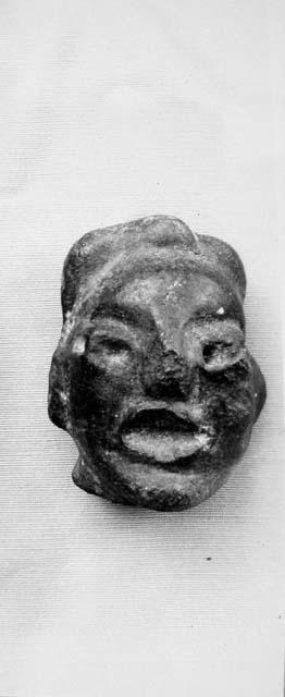 Figurine head, solid pre-classic type