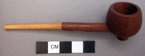 Wooden pipe with stem, length: 11 cm.