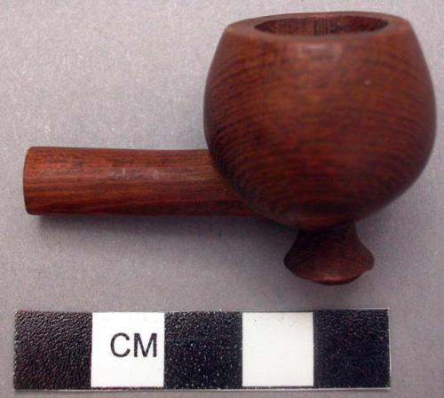 Wooden pipe bowl: no stem, length: 5 cm.