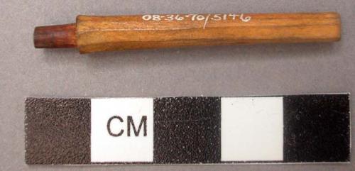Wooden pipe stem, length: 4.6 cm.