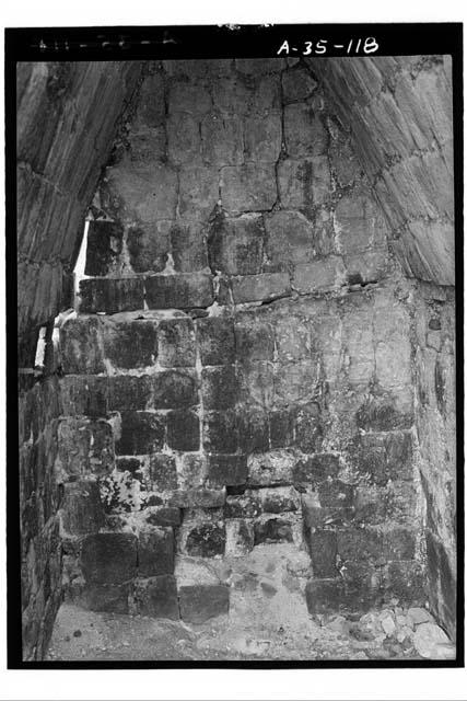 Str. 2B1 (Palace) Niche in wall, room with 1 column, Story 1