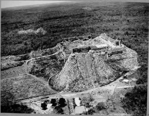 Adivino & Monjas, looking West