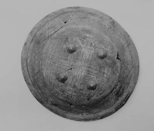 Usulutan tetrapod bowl, inside (a) and bottom (b). For side view see 49-1-45 rt.