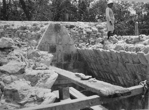 Structure 3E3 - Sweat House / N. end of colonnade under repair, vault within two