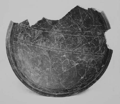Black-brown fine incised shallow bowl