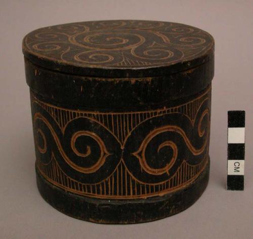 Round wooden box