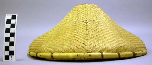 Woven hat with four triangular details