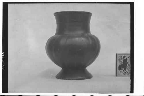 Plumbate jar with pedestal base (R-124).