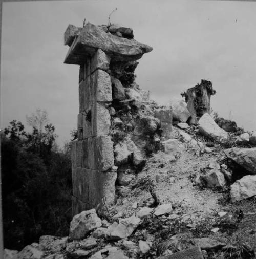 5B16. Southern view of NW corner of structure showing standing